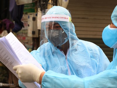 Các chuyên gia điều tra dịch tễ thôn Hạ Lôi, Mê Linh, Hà Nội, nơi ghi nhận 5 ca nhiễm nCoV. 