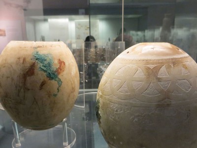 Trứng đà điểu trang trí trưng bài tại Bảo tàng Anh, London. Ảnh: CNN.