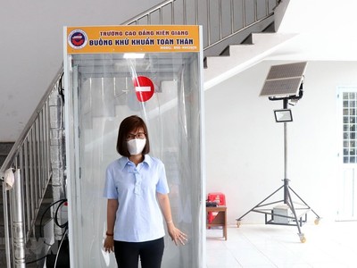 Buồng khử khuẩn toàn thân tự động tại Trường Cao đẳng Kiên Giang. (Ảnh: Lê Huy Hải/TTXVN).