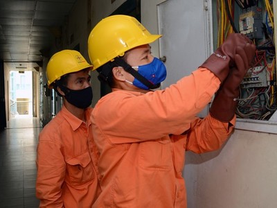 Bộ Công Thương thông tin về việc giảm giá điện. Ảnh: EVN.