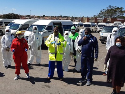 Lực lượng y tế Nam Phi chuẩn bị tiến hành xét nghiệm COVID-19 tại một khu dân cư tại ngoại ô thành phố Johannesburg. (Ảnh: Phi Hùng/TTXVN).