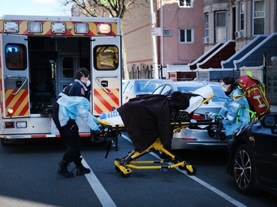 Nhân viên y tế di chuyển một bệnh nhân lên xe cứu thương ở New York ngày 11/4. Ảnh: AFP.