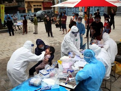 Lấy mẫu xét nghiệm cho người dân tại ổ dịch thôn Hạ Lôi. (Ảnh: Danh Lam/TTXVN).