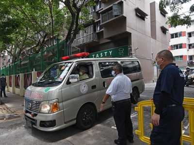 Xe cứu thương đỗ bên ngoài một khu nhà tập thể ở Singapore trong bối cảnh dịch COVID-19 bùng phát. (Ảnh: THX/TTXVN).