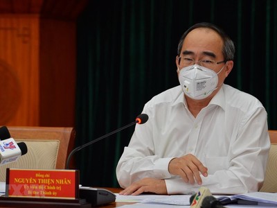 Bí thư Thành ủy Thành phố Hồ Chí Minh Nguyễn Thiện Nhân chủ trì cuộc họp tại điểm cầu Thành ủy. (Ảnh: TTXVN phát).