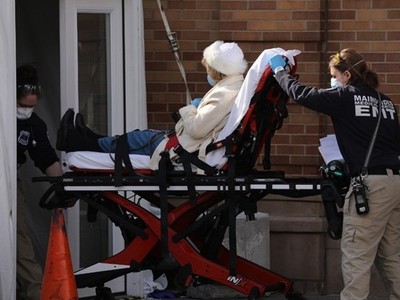 Nhân viên y tế tiếp nhận bệnh nhân Covid-19 tại New York hôm 12/4. Ảnh: AFP.