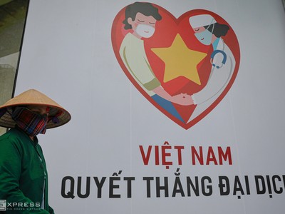 Một pano "Việt Nam quyết thắng đại dịch" tại trung tâm TP.HCM trong những ngày cách ly xã hội. 
