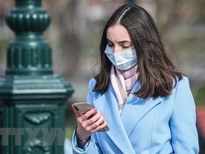 Người dân đeo khẩu trang nhằm ngăn chặn sự lây lan của dịch COVID-19 tại Moskva, Nga. (Ảnh: THX/TTXVN).