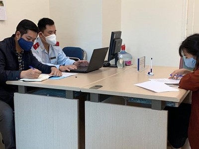 Buổi làm việc giữa Thanh tra Sở Thông tin và Truyền thông Hà Nội với người vi phạm. (Ảnh: Sở Thông tin Truyền thông Hà Nội).