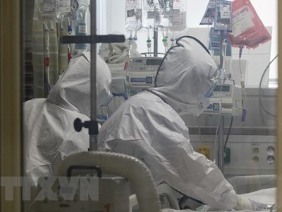 Nhân viên y tế chăm sóc bệnh nhân mắc COVID-19 tại một bệnh viện ở Daegu, Hàn Quốc. (Ảnh: THX/TTXVN),