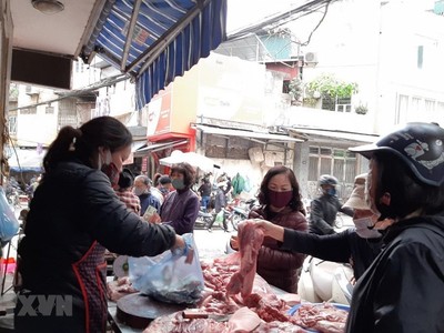 Quầy bán thịt lợn tại chợ Hoàng Mai, Hà Nội. (Ảnh: Phương Anh/TTXVN).