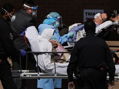 Nhân viên y tế tiếp nhận bệnh nhân Covid-19 bên ngoài khu điều trị đặc biệt ở Trung tâm Y tế Maimonides, quận Brooklyn, New York hôm 16/4. Ảnh: AFP.