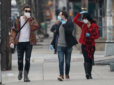 New York bắt buộc người dân phải đeo khẩu trang khi ra đường. (Ảnh: THX/TTXVN).