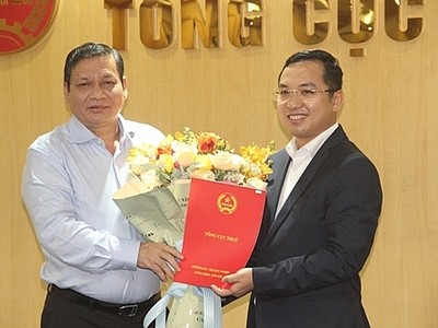 Ông Nguyễn Bằng Thắng (phải) nhận quyết định giữ chức vụ Phó Vụ trưởng Vụ Quản lý thuế doanh nghiệp lớn.