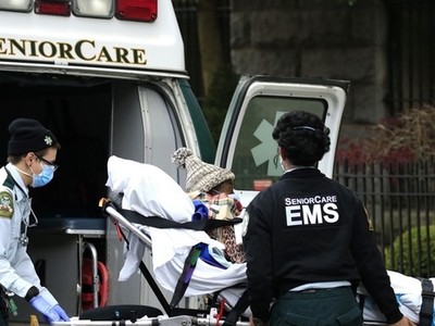 Nhân viên cấp cứu đưa một bệnh nhân khỏi xe cứu thương tại Trung tâm y tế Cobble Hill ở quận Brooklyn, thành phố New York, hôm 18/4. Ảnh: AFP.