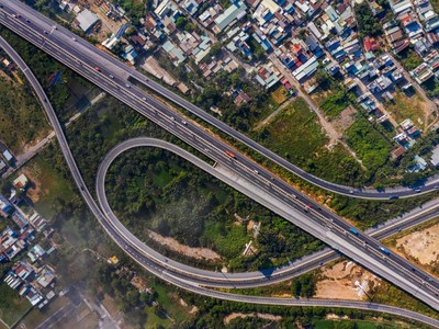 Hạ tầng giao thông phía Đông vẫn đang tiếp tục được đầu tư mạnh mẽ kéo theo dòng vốn lan tỏa đến các khu vực đô thị vệ tinh liền kề với tâm điểm là Đồng Nai.