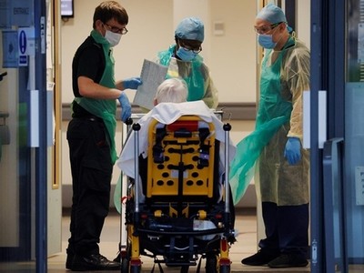 Một bệnh nhân nhập viện tại Bệnh viện Đại học Aintree ở Liverpool, Anh, ngày 16/4. Ảnh: Reuters.