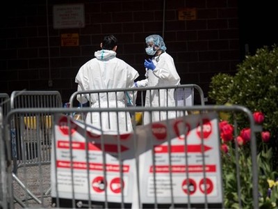 Nhân viên y tế làm việc tại bệnh viện điều trị bệnh nhân COVID-19 tại New York, Mỹ ngày 14/4/2020. (Ảnh: THX/ TTXVN).