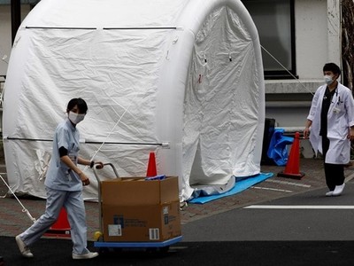 Nhân viên y tế bước qua một chiếc lều dùng để xét nghiệm nCoV tại bệnh viện đa khoa Kawakita ở Tokyo, Nhật Bản, ngày 17/4. Ảnh: Reuters.