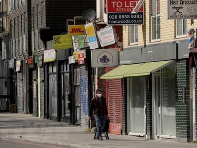 Các cửa hàng tại London, Anh, đóng cửa trong bối cảnh dịch COVID-19 lan rộng. (Ảnh: THX/TTXVN).