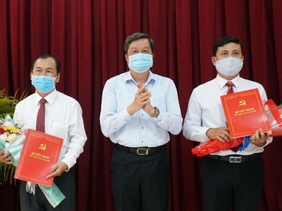 Phó Bí thư Thường trực Thành ủy, Chủ tịch HĐND thành phố Cần Thơ Phạm Văn Hiểu trao quyết định và chúc mừng các đồng chí Lê Văn Thành, Chiêm Quốc Tế.