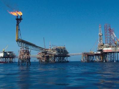 “Vàng đen” biến dạng: Ai được hưởng từ giá dầu? 