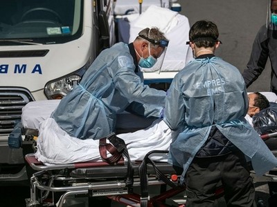 Nhân viên y tế chăm sóc cho bệnh nhân nhiễm nCoV bên ngoài một bệnh viện ở Bronx, New York. Ảnh: AFP.