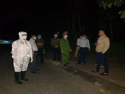 Ngành y tế Nghệ An trắng đêm đưa một trường hợp trở về từ nước ngoài đến nơi cách ly, trước đó.