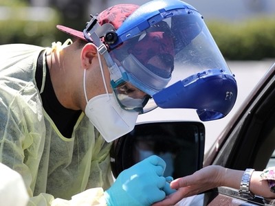 Nhân viên y tế tại một trạm xét nghiệm ở Los Angeles ngày 24/4. Ảnh: Reuters.