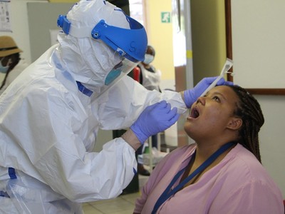 Nhân viên y tế lấy mẫu xét nghiệm COVID-19 tại Windhoek, Namibia, ngày 22/4/2020. (Ảnh: THX/TTXVN).