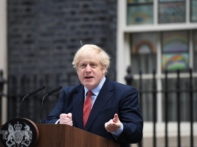 Thủ tướng Anh Boris Johnson phát biểu tại thủ đô London ngày 27/4. (Ảnh: AFP/ TTXVN).