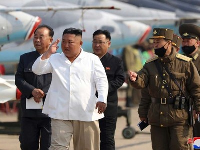 Nhà lãnh đạo Triều Tiên Kim Jong-un (áo trắng) - Ảnh: Reuters.
