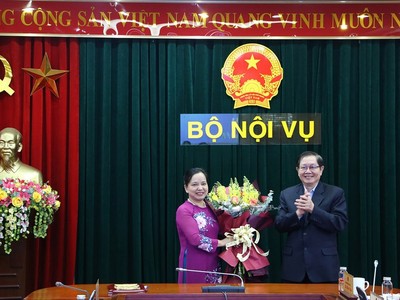 Bộ trưởng Lê Vĩnh Tân chúc mừng Thứ trưởng Trần Thị Hà đã hoàn thành nhiệm vụ.