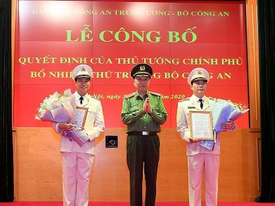 Bộ trưởng Tô Lâm trao Quyết định bổ nhiệm chức vụ Thứ trưởng Bộ Công an đối với Thiếu tướng Lê Quốc Hùng và Thiếu tướng Lê Tấn Tới. (Ảnh: Bộ Công an)