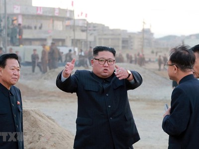 Nhà lãnh đạo Triều Tiên Kim Jong-un (giữa) thị sát công trình xây dựng khu du lịch nghỉ dưỡng Wonsan-Kalma ở bờ biển phía Đông thành phố Wonsan ngày 1/11/2018. (Ảnh: AFP/TTXVN).