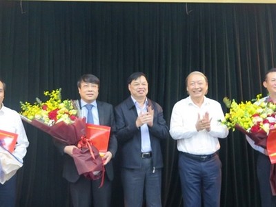 Lãnh đạo Ban Tuyên giáo Trung ương trao quyết định và chúc mừng các cán bộ được điều động, bổ nhiệm.