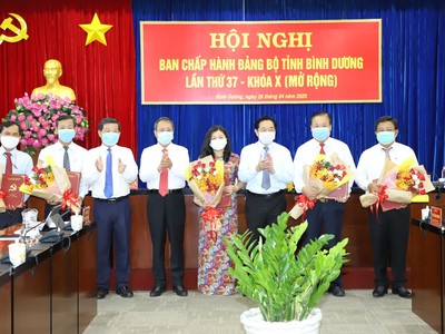 Lãnh đạo tỉnh Bình Dương trao quyết định và chúc mừng các cán bộ được chuẩn y, chỉ định chức vụ mới.