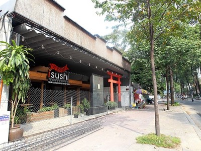 Nhiều nhà hàng, tiệm ăn ở Thành phố Hồ Chí Minh vẫn đóng cửa cài then dù đã kết thúc thời gian giãn cách xã hội. (Ảnh: Thanh Vũ/TTXVN).