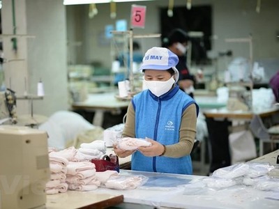 Sản xuất khẩu trang. (Ảnh: Đức Duy/Vietnam+).