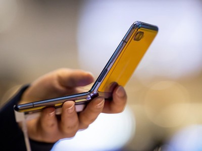 Mẫu điện thoại Samsung Galaxy Z Flip. (Nguồn: Bloomberg).