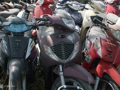 Nhiều xe máy vô thừa nhận để ở các bãi xe ở Hà Nội.