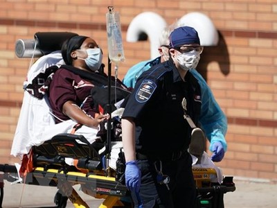 Chuyển bệnh nhân nhiễm COVID-19 tới bệnh viện ở Brooklyn, New York, Mỹ. (Ảnh: AFP/TTXVN).