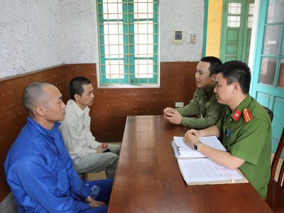 Các đối tượng tại cơ quan công an (ảnh Công an cung cấp).