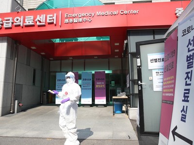 Nhân viên y tế làm việc tại điểm xét nghiệm COVID-19 dã chiến ở Trung tâm y tế quốc gia Seoul, Hàn Quốc ngày 29/4/2020. (Ảnh: Yonhap/TTXVN).