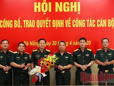 Thường vụ Đảng ủy, Bộ Tư lệnh Quân khu 5 chúc mừng Thiếu tướng Hứa Văn Tưởng.