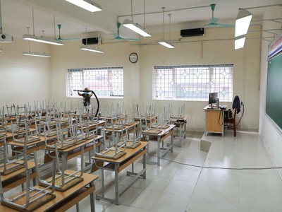 Trường Trung học phổ thông Nguyễn Gia Thiều, quận Long Biên hoàn thành vệ sinh, khử khuẩn và các công tác chuẩn bị khác, sẵn sàng đón học sinh trở lại trường từ 4/5. (Ảnh: Thanh Tùng/TTXVN).