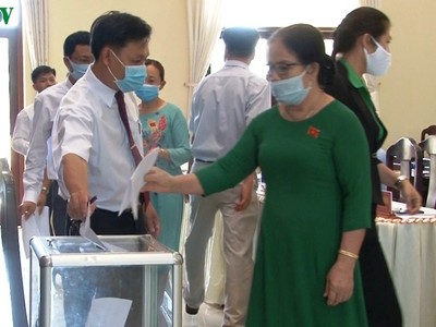 Các đại biểu bỏ phiếu bãi nhiệm chức danh Phó Chủ tịch HĐND huyện đối với ông Lưu Văn Thanh.