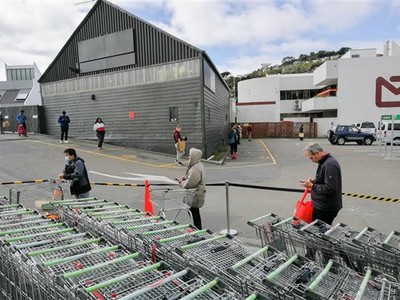 Người dân thực hiện giãn cách xã hội để phòng tránh lây nhiễm COVID-19 khi xếp hàng vào siêu thị tại Wellington, New Zealand ngày 11/4/2020. (Ảnh: THX/ TTXVN).