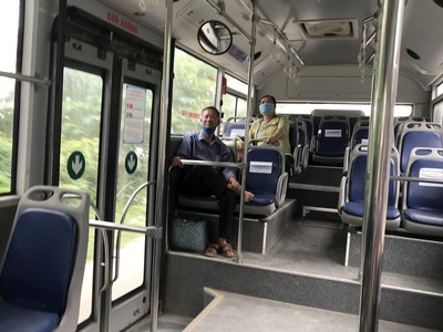 Xe buýt Hà Nội vắng khách sau khi được hoạt động trở lại từ ngày 23/4.