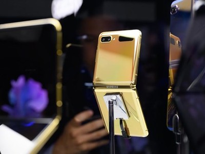 Galaxy Z Flip phiên bản màu vàng. (Nguồn: YouTube).